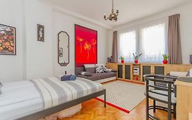 Poppy'S Home By The Danube By Nw